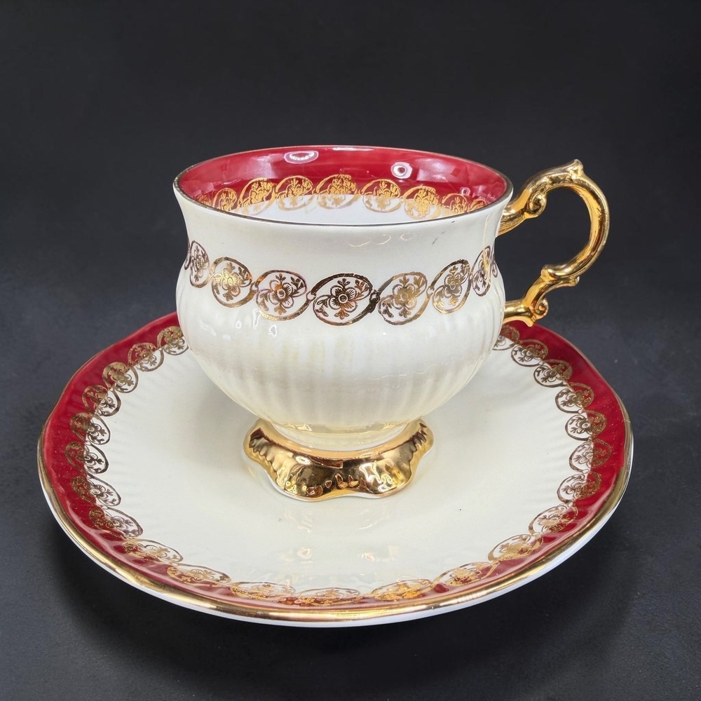 Elizabethan Fine Bone China Tea Cup Saucer Set Red Gold Filigree England 4416